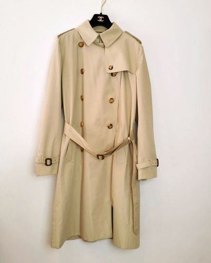 null BURBERRY, London. 

Trench-coat en gabardine de coton beige, petit col, boutonnage...