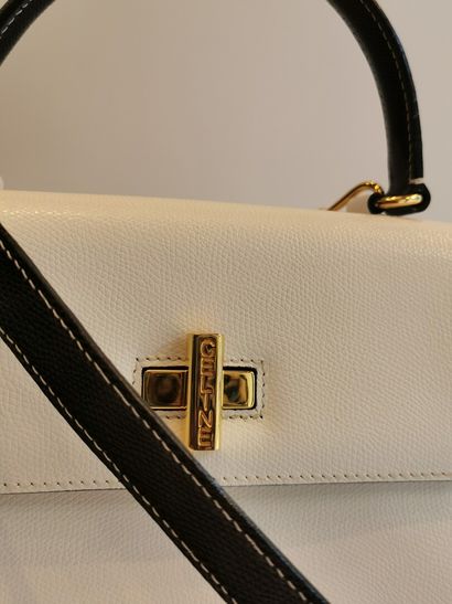 null CELINE, Paris.

Sac à main en cuir bicolore blanc et noir, le fermoir siglé...