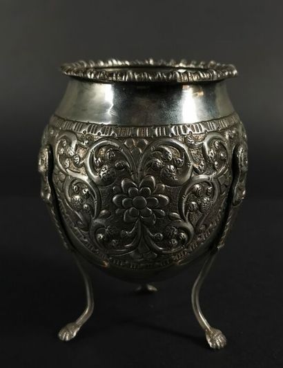 null Vase de forme jarre tripode en argent à décor repoussé et ciselé de fleurs et...