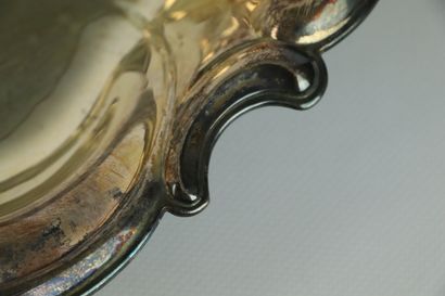 null Corbeille ovale en métal argenté de forme mouvementée.

L_36 cm.