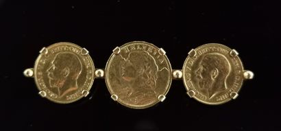  Broche barette en or jaune ornée de trois pièces en or : deux souverains Georges...