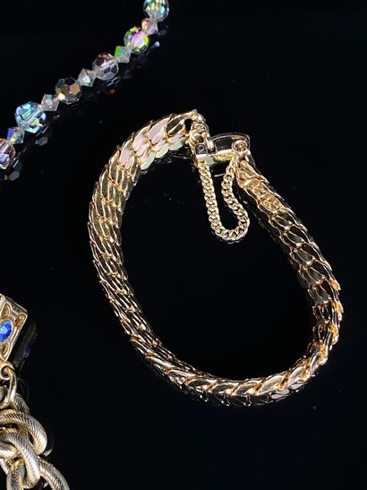 null Ensemble de bijoux fantaisie : 

- 1 bracelet métal doré et verre de couleurs,...