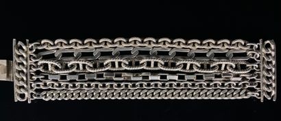 null Philippe FERRANDIS, Paris.

Bracelet en métal argenté six rangs de mailles différentes.

Signé...