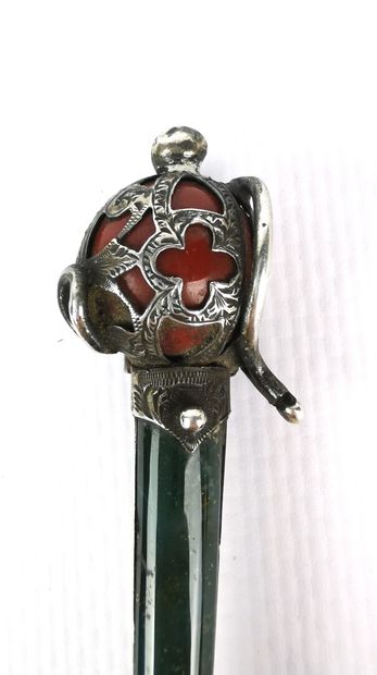 null Broche de kilt écossaise en argent, jaspe sanguin et pierre de sang.

L_10 cm

Poids...