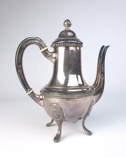 null Cafetière en argent, modèle de style Louis XVI à décor de frises de perles et...