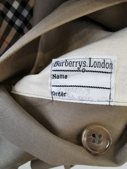 null BURBERRY, London. 

Trench-coat en gabardine de coton kaki, petit col, boutonnage...
