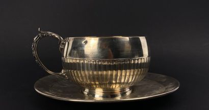 null Importante tasse déjeuner et sa sous-tasse en argent, modèle à cannelures et...