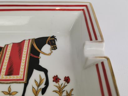 null HERMES Paris.

Cendrier en porcelaine à décor de cheval d'apparat, bords soulignés...