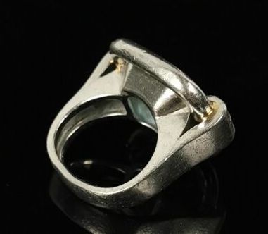 null 
Bague en platine, ornée au plateau de quatre diamants de taille ancienne pensant...