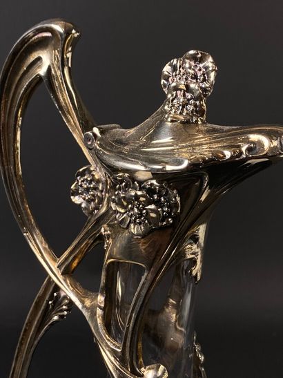 null Carafe en verre, la monture à décor naturaliste en métal argenté.

Vers 1900.

H_...