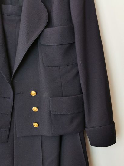 null CHANEL Boutique.

Tailleur bleu marine comprenant une veste et une jupe.

Taille...