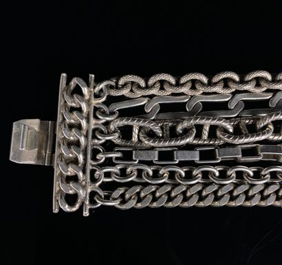 null Philippe FERRANDIS, Paris.

Bracelet en métal argenté six rangs de mailles différentes.

Signé...