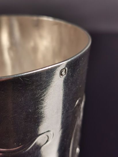 null Timbale en argent à décor de rinceaux fleuris et du prénom "Lucie".

Epoque...