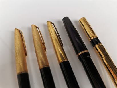 null WATERMAN. 

Lot de trois stylo plumes en métal doré et bakélite noire, les plumes...