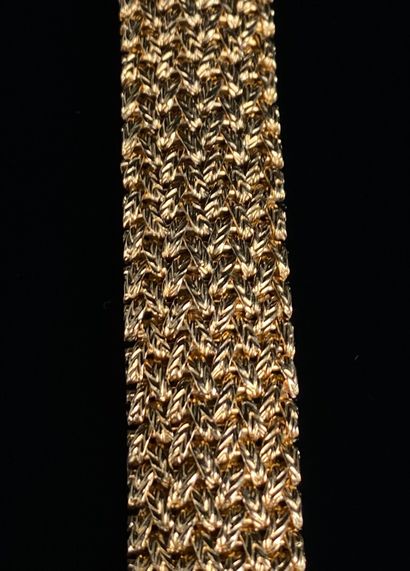 null Bracelet souple en or jaune tressé.

L_19,3 cm.

47,18 grammes, 18K, 750°/0...