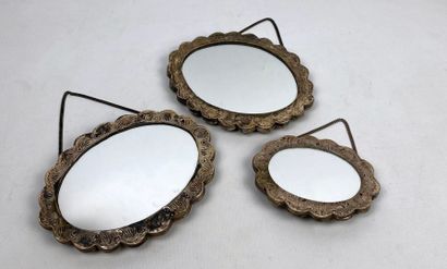 null Suite de trois miroirs ottomans en argent repoussé et ciselé.

Vers 1900.

L_20,5...