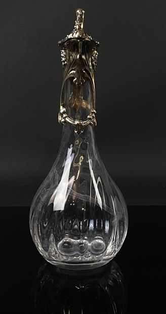 null Carafe en verre, la monture à décor naturaliste en métal argenté.

Vers 1900.

H_...