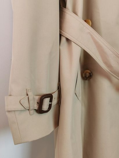 null BURBERRY, London. 

Trench-coat en gabardine de coton beige, petit col, boutonnage...