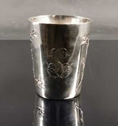 null Timbale en argent à décor de tiges de marguerites, chiffrée.

H_9 cm.

139,13...