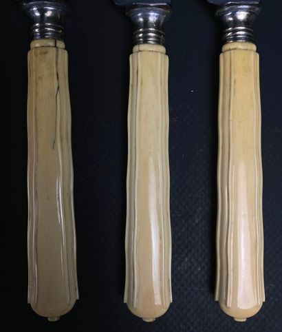 null Suite de six couteaux, les prises en ivoire sculpté.

L_24,7 cm