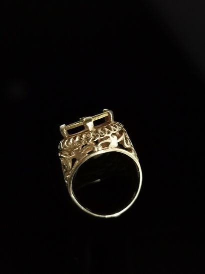 null Bague en or jaune à décor ajouré ornée d'un pièce Caciques de Venezuela siglo...