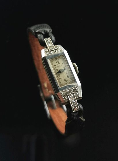 null DEA. 

Montre de dame, le cadran rectangulaire en or gris orné de dix huit petits...