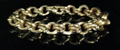 null Bracelet en or jaune à maillons en joncs enlacés.

Travail italien.

32,76 grammes,...