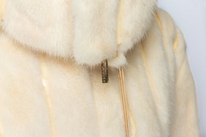 null ROBERTO CAVALLI.

Long manteau en peau et vison beige, belle doublure intérieure...