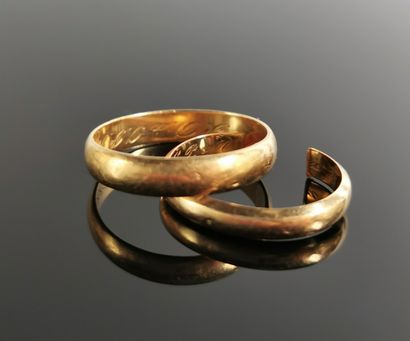 null Deux alliances en or jaune, gravées à l'intérieur de l'anneau. 

L'une sectionnée....