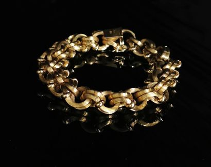 null Bracelet en or jaune à maillons en joncs enlacés.

Travail italien.

32,76 grammes,...