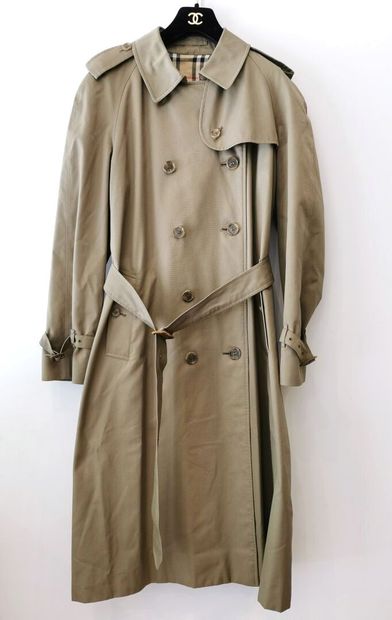 null BURBERRY, London. 

Trench-coat en gabardine de coton kaki, petit col, boutonnage...