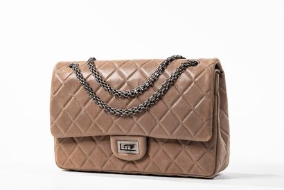 null CHANEL.

Grand sac 2.55 en cuir de veau vieilli taupe matelassé, fermoir et...