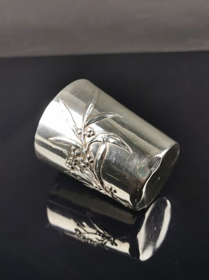 null Timbale en argent à décor en relief de branche d'olivier.

Epoque Art Nouveau.

H_7,5...