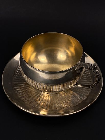 null Importante tasse déjeuner et sa sous-tasse en argent, modèle à cannelures et...