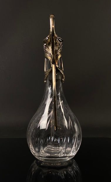 null Carafe en verre, la monture à décor naturaliste en métal argenté.

Vers 1900.

H_...