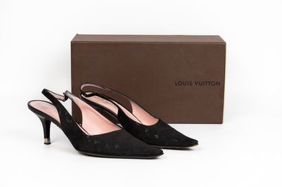 null LOUIS VUITTON, Paris.

Paire d'escarpins en toile et cuir. 

Pointure : 39.5

Dans...