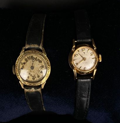 null Deux montres bracelet de dame, les boitiers en or jaune, les bracelets en cuir.

Poids...