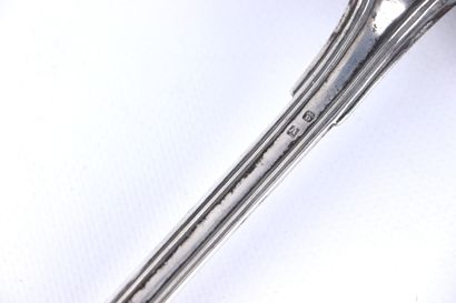 null Grande louche en argent, modèle au filet.

Travail étranger.

L_35,4 cm

225...