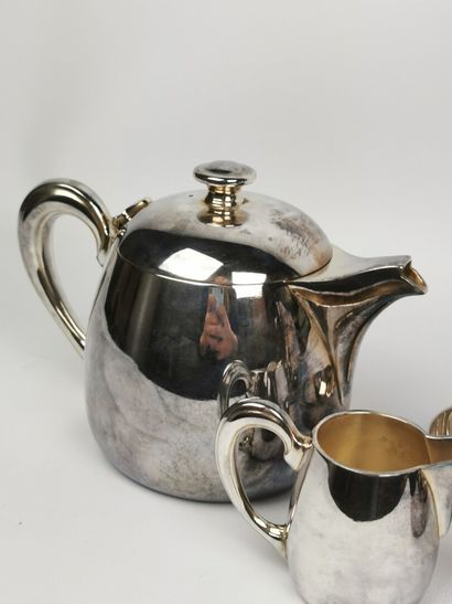 null ERCUIS. 

Service à thé en métal argenté, modèle uni moderniste comprenant :...