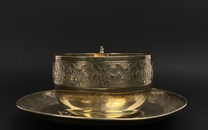 null Grande tasse et sous-tasse en argent, modèle à bordure ornée de baies.

Poinçons...