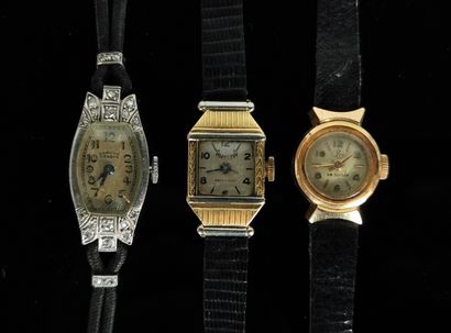 null Lot de trois montres de dame à boitier en or jaune et gris, comprenant : 

-...