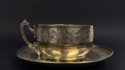 null Grande tasse et sous-tasse en argent, modèle à bordure ornée de baies.

Poinçons...