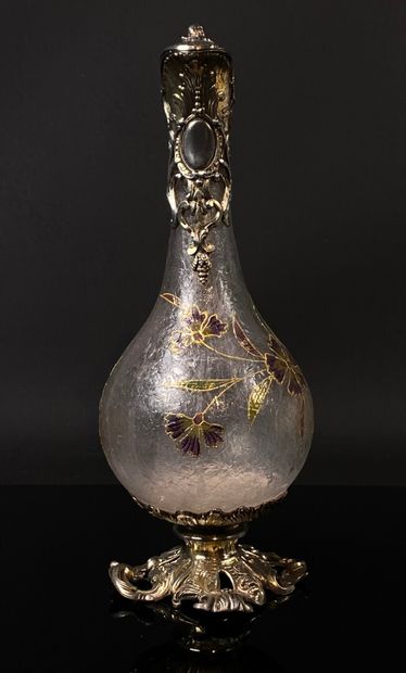 null Carafe en verre givré émaillé polychrome de fleurs, la monture en métal argenté...