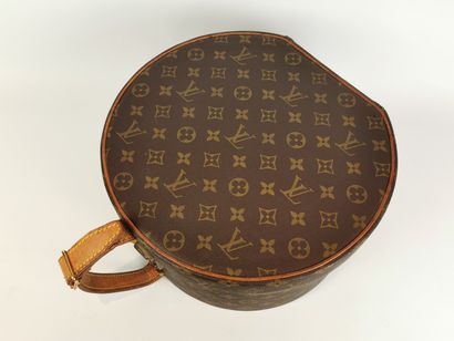 null LOUIS VUITTON, Paris.

Boîte à chapeau en toile enduite monogram et cuir naturel,...