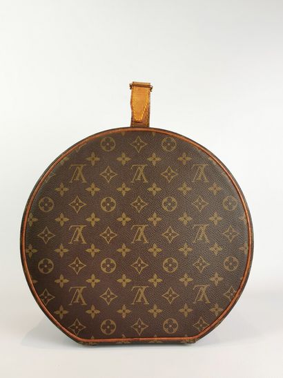 null LOUIS VUITTON, Paris.

Boîte à chapeau en toile enduite monogram et cuir naturel,...