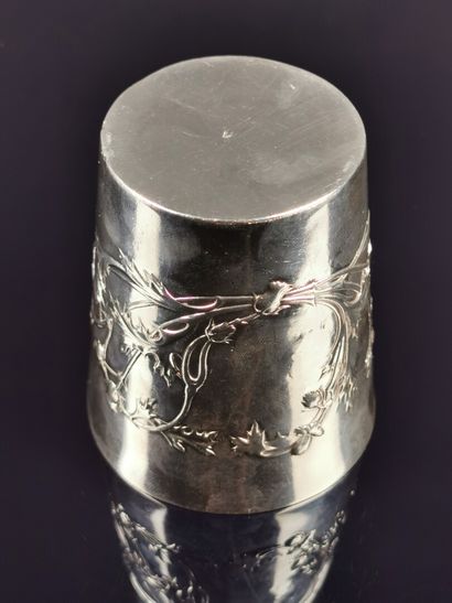 null Timbale en argent à décor de branchages de chardons.

Epoque Art Nouveau

H_8...