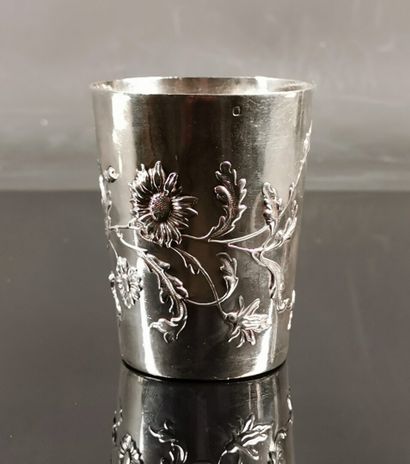 null Timbale en argent à décor de tiges de marguerites, chiffrée.

H_9 cm.

139,13...