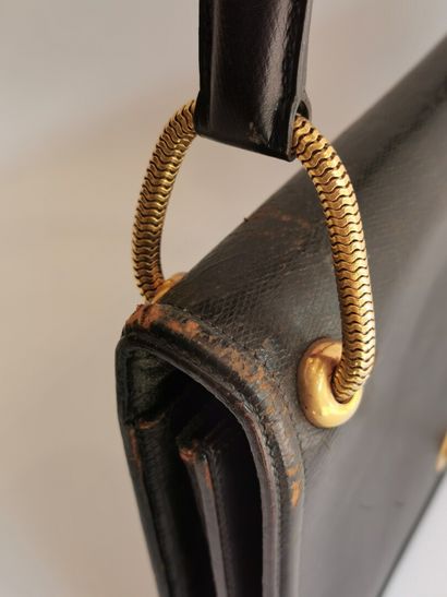 null HERMÈS, Paris. 

Sac modèle "Clio" en cuir noir et métal doré, anses tubogas...