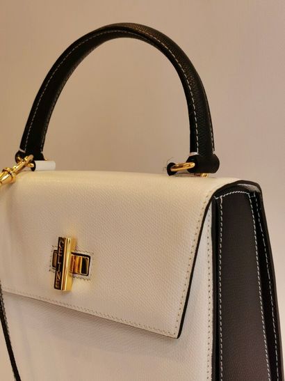 null CELINE, Paris.

Sac à main en cuir bicolore blanc et noir, le fermoir siglé...