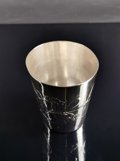 null Timbale en argent à décor de rinceaux d'oeillets et d'un chiffre.

Epoque Art...